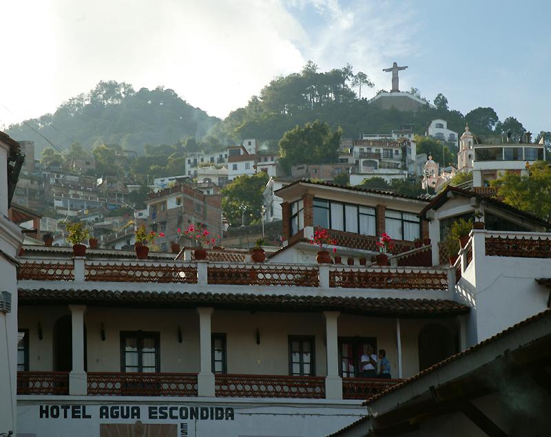 the city of Taxco Viejo   (click here to open a new window with this photo in computer wallpaper format)