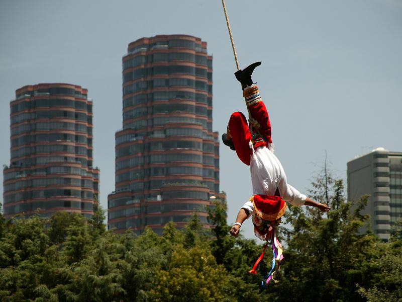 Totonac Voladores performance  (click here to open a new window with this photo in computer wallpaper format)